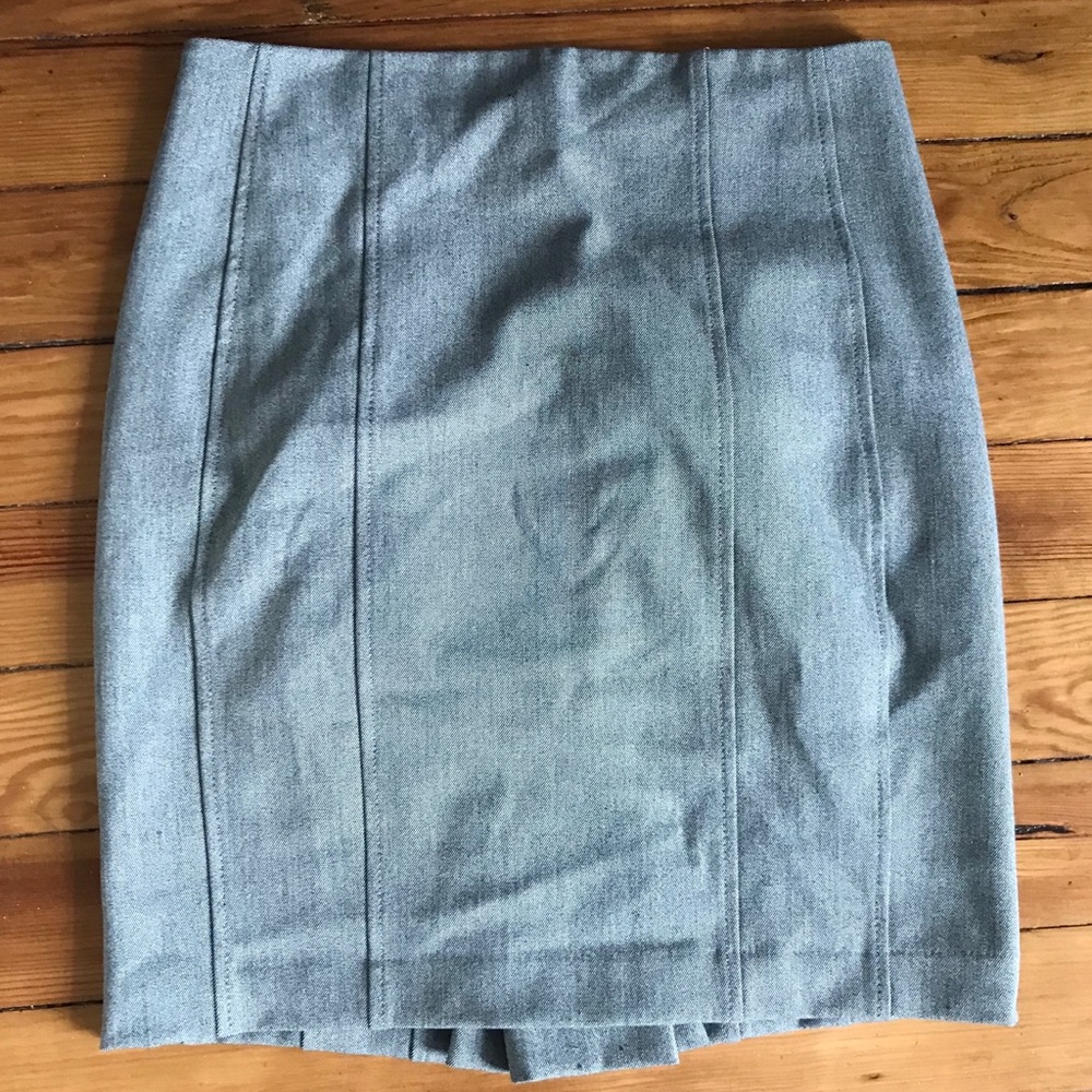 Mid-length grey pencil skirt